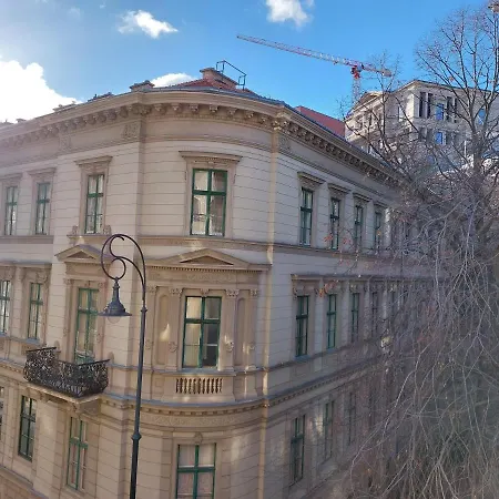 Sunny At The Castle Apartamento Budapest